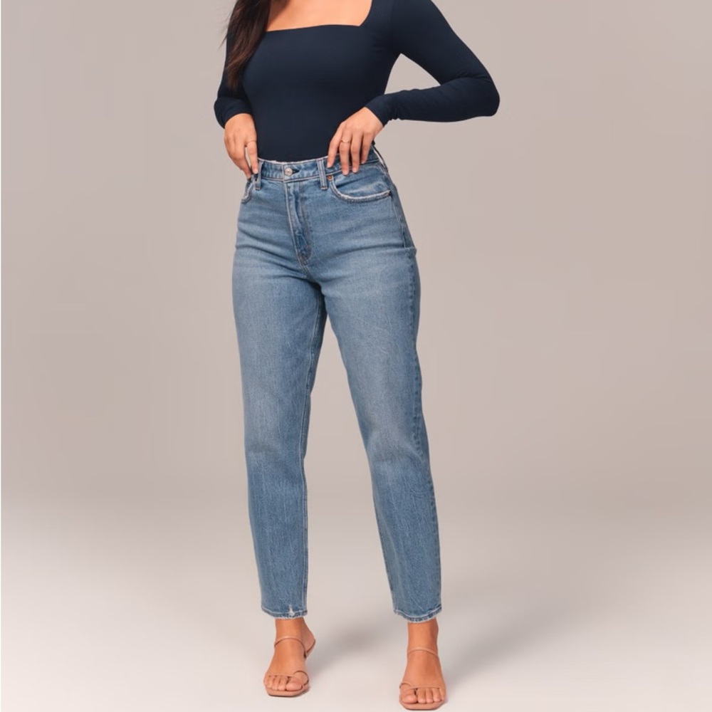 Abercrombie & Fitch The Mom High Rise Curve Love Blue Jeans